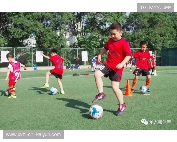 足球俱乐部在青训中完善家长参与、学业跟踪与心理支持体系，足球青训营